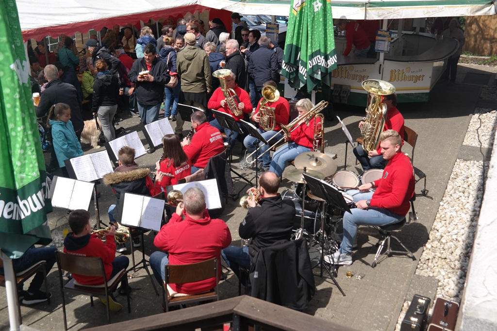 Die "Brönker Dicke Backen" sorgten für gute Unterhaltung beim Maifest am Musikhaus. (Fotos: Regina Steinhauer)