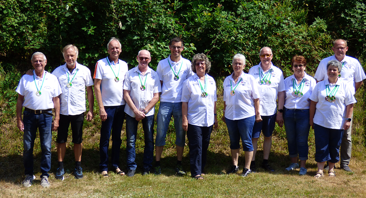 Die Aktiven der Sportschtzen Burg Altenwied mit (v. l.) Hanspeter Wester, Udo Bonn, Peter Jelinski, Otto Sonnenberg, Carsten Hahn, Regina Postawa, Birgit Becker, Gnther und Christa Sterzer, Iris Zwick und Heribert Lodde. (Foto: Hans Hartenfels)