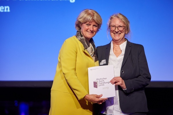 Kulturstaatsministerin Monika Grtters (links) bergab den Deutschen Buchhandlungspreis an Maria Bastian-Erll (der buchladen). (Foto: Thomas Mandt)