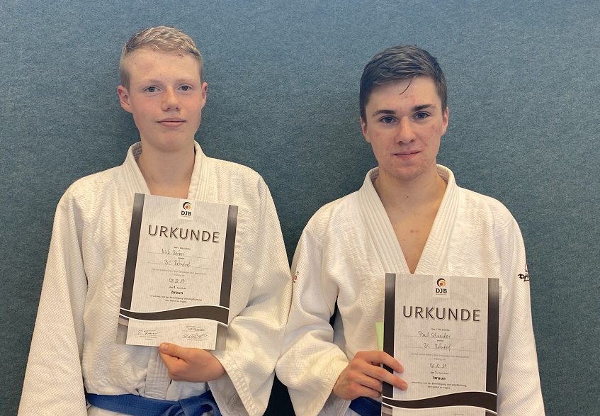 Nick Becker (links) und Paul Schneider (rechts) vom Budo-Club Betzdorf legten im Dezember 2019 erfolgreich ihre Braungurtprfung im Judo ab. (Foto: Marco Werder)