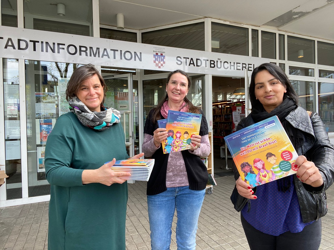 Von links: Daniela Birkelbach, Stephanie Eichhorn (Leitung: Stadtbcherei Bad Honnef), Dr. Derya Gr-Şeker. 