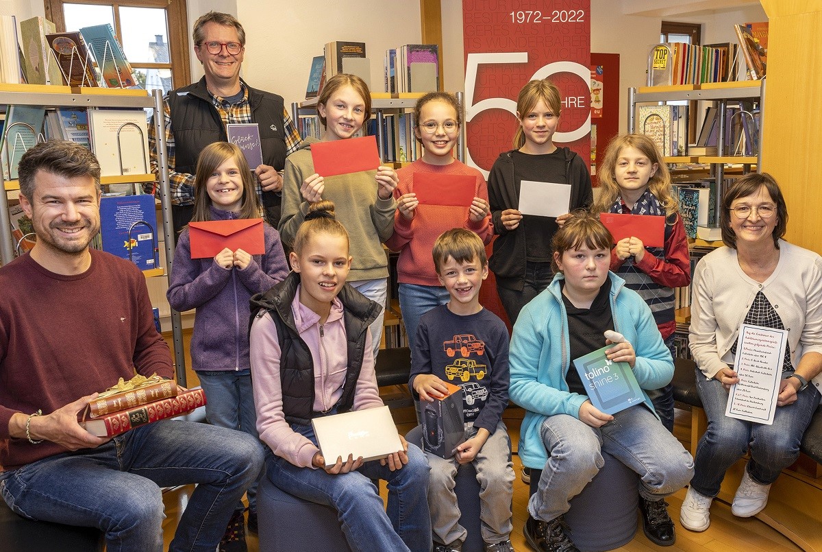 Stadtbrgermeister Stefan Leukel und Bchereileiterin Delya Gorges beglckwnschten die Gewinner des Jubilumsgewinnspiels und berreichten die Preise. (Foto: privat)