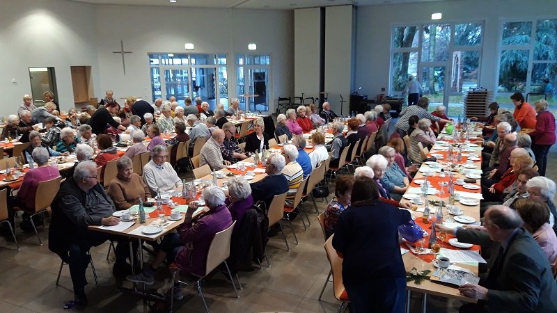 Senioren feierten gemeinsam den Advent mit buntem Programm