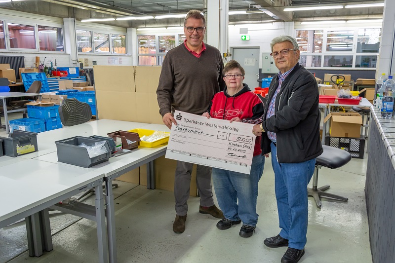 Christine Bhmer bekam Besuch von Helmut Ermert und Paul Eisel. (Foto: Brgerfahrdienst Kirchen)