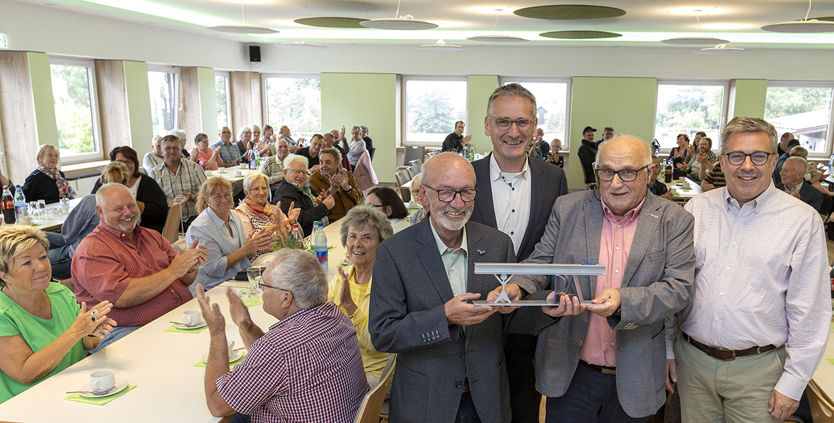 Gerne nahm Ortsbrgermeister Rudi Neufurth (links) die Glckwnsche des heimischen Landtagsabgeordneten Hendrik Hering (2. v.l.) sowie des Ersten Beigeordneten der Verbandsgemeinde Bad Marienberg, Karsten Lucke (rechts) entgegen. Architekt Paul Alhuser (2. v.r.) berreichte zudem ein kleines Prsent zur offiziellen Erffnung. Foto: Rder-Moldenhauer