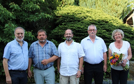 Eingerahmt von Ehepaar Lck: der neue Ortsbrgermeister Helmut Rtzel (2. von links) und die Beigeordneten Werner Oberheidt (Mitte) und Frank Schumacher. (Foto: VG Hamm/Zimpelmann)