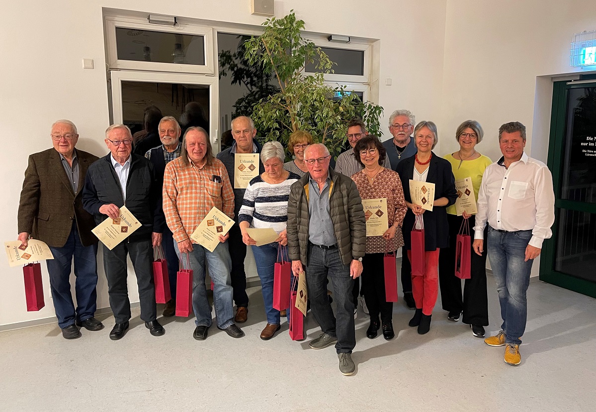 Die geehrten Mitglieder des Rheinbreitbacher Brgervereins: Helmut Freitag (v.l.), Herbert Baumann, Josef Schneider, Ansgar Federhen, Walter Menden, Ina Schwippert, Gerda Wensing, Alan Sthm, Roland Thelen in Vertretung fr Rosa Thelen, Monika Fehr, Erich Nagel in Vertretung fr Manuela Nagel, Monika Becker und Stefanie Lahr sowie der Vereinsvorsitzende Jrgen Kirsch (Fotos: Lenka Voussem/Brgerverein Rheinbreitbach).