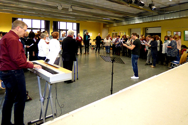 Begeisterung beim zweiten Workshop ber Auf- und Abtritt von Chren und ihre Prsentation im VHS-Saal in Neuwied. Foto: Hans Hartenfels
