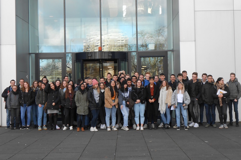 Die gesellschaftswissenschaftlichen Leistungskurse der Stufe 13 der IGS Betzdorf-Kirchen bei der Bundesbank in Frankfurt. (Foto: Schule)