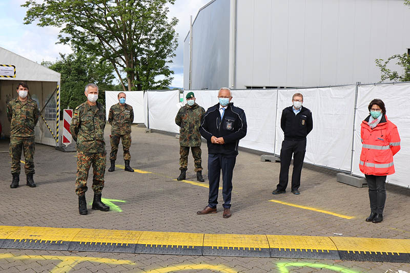 Begleitet wurde Dr. Schmidt (vorne links), unter anderem von der stellvertretenden Leiterin des Neuwieder Gesundheitsamtes, Dr. Corinna Trapp (rechts) und Landrat Achim Hallerbach (Mitte). Foto: Kreisverwaltung