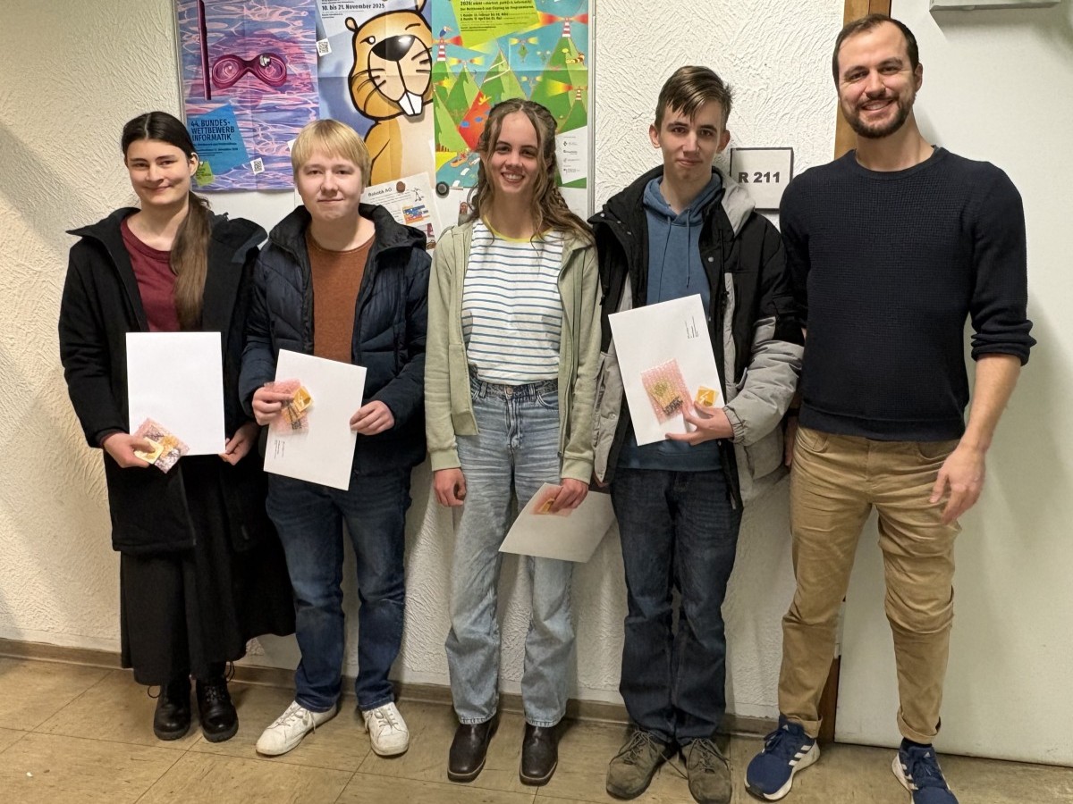 Die Preistr�ger: Katharina Heiss, Joel Lahuis, Tabea Bluedorn und Elias Bluedorn sowie Informatiklehrer Christoph Rauwolf (Foto: Martina Post)
