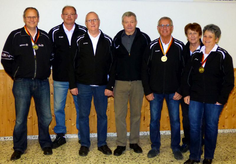 Von links: Dirk Dahlhuser, Heribert Lodde, Gnter Sterzer, Hans Stauf, Hanspeter Wester, Christa Sterzer und Iris Zwick. Foto: Hans Hartenfels