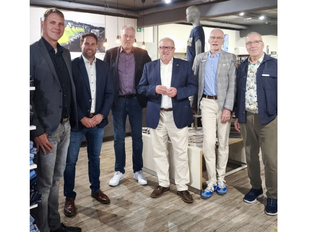 Das Modehaus Burghaus richtet trotz beziehungsweise wegen seiner langen Tradition immer den Blick nach vorn; im Bild v.l.: Lars Kober, Johannes Behner, Michael Becher, Dr. Peter Enders, Christoph Burghaus und Hermann-Josef Burghaus. (Foto: Kreisverwaltung / Joschka Hassel) 