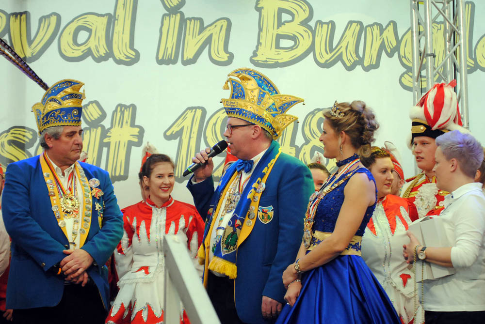 Bubi Noll wird vom Vorsitzenden Holger Becker und Prinzessin Sylvia I. geehrt (Fotos: kk)