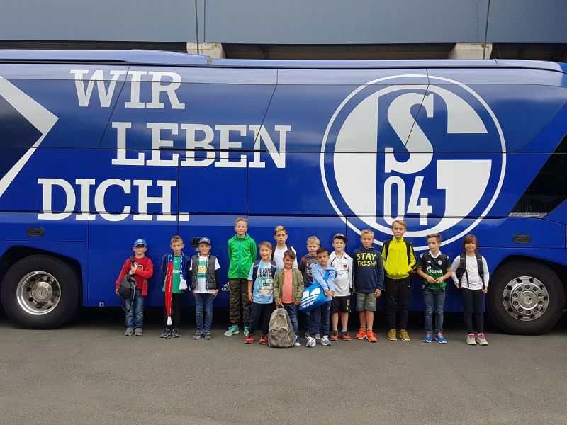 Mannschaftsbus des FC Schalke 04 mit den Einlaufkindern der JSG Kannebckerland. Fotos: privat