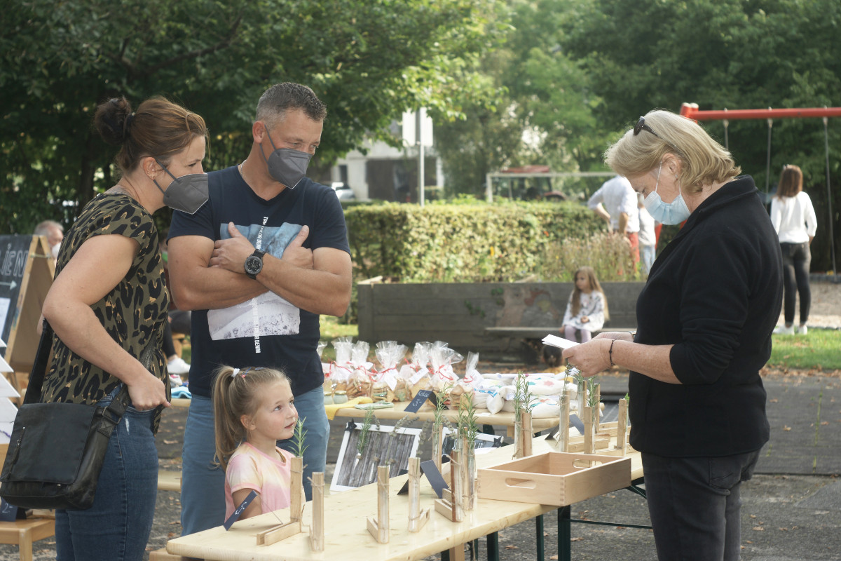 "Kleine und groe Hnde helfen" beim Bazar der Kita Busenhausen