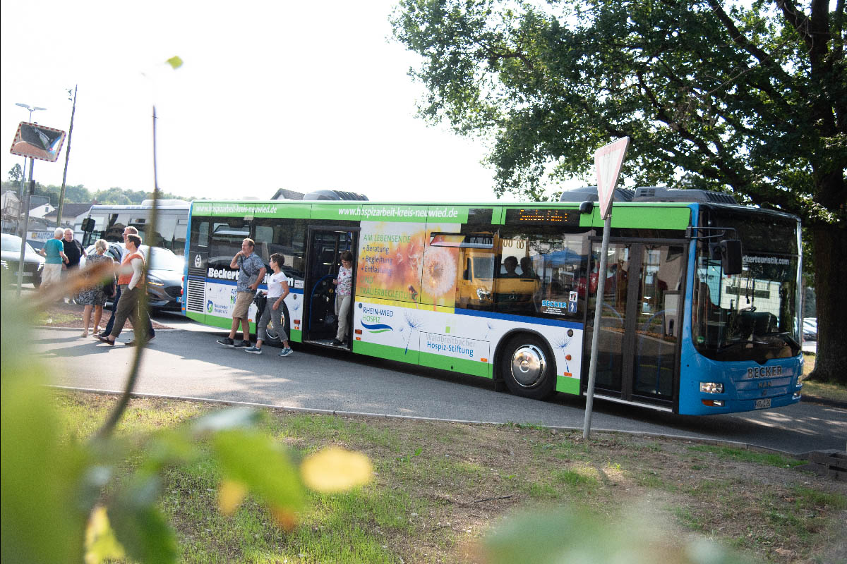 Beim Tag der offenen Tr anlsslich der Erffnung des Rhein-Wied Hospiz im August letzten Jahres kam der Hospizbus als Shuttleservice zum Einsatz. Foto: Martin Brtges