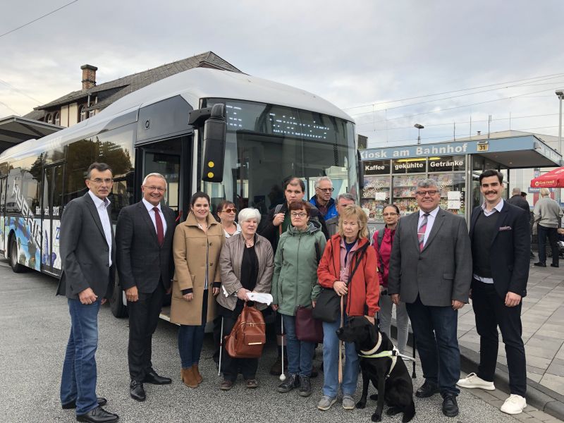 Kornelia Valerius und Sozialdezernent Michael Mahlert unternahmen mit Landrat Achim Hallerbach sowie Axel und Kim Zickenheiner, Helga Zoltowski, Carina Breler sowie dem Blinden- und Sehbehindertenverein fr Neuwied und Umgebung eine Busfahrt. Foto: privat 