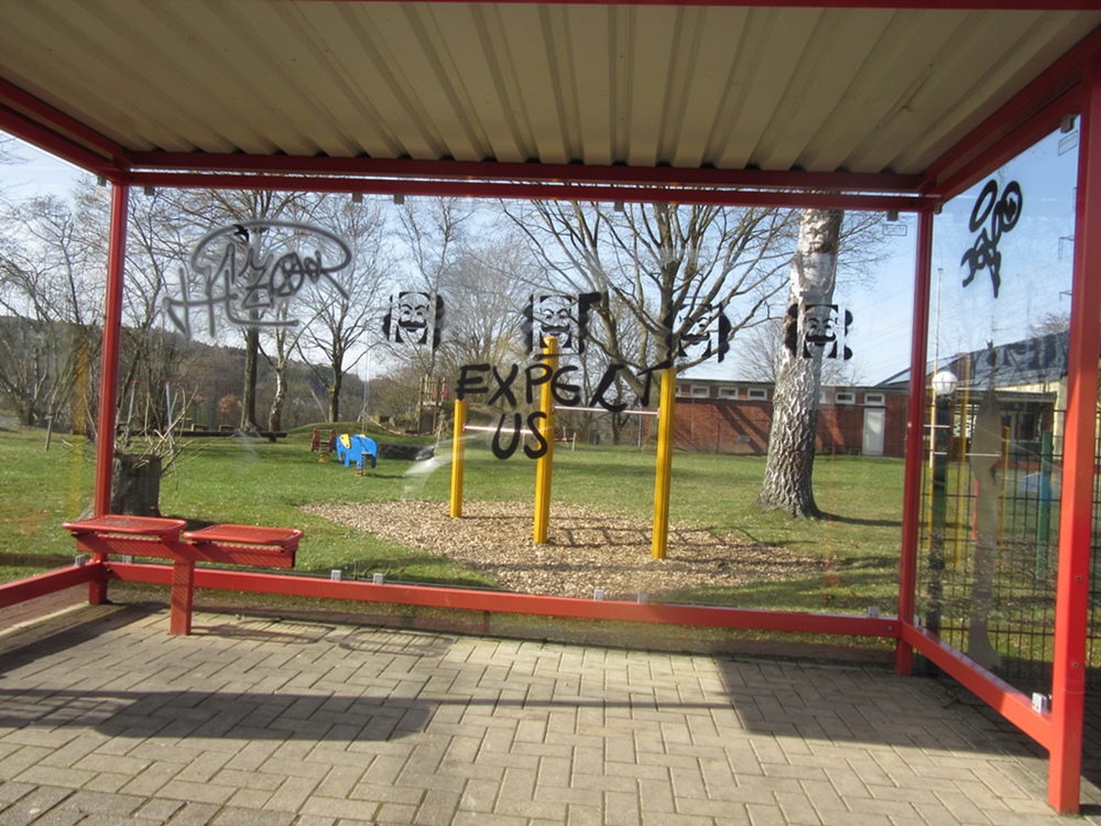 Unter anderem wurde die Buswartehalle in Pracht beschmiert. Fotos: Gemeinde