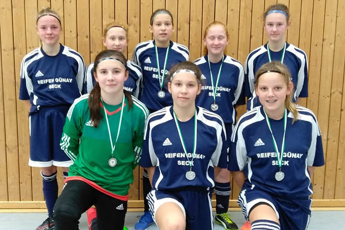 Fr den JFV Oberwesterwald spielten: (stehend von l.): Melina Weidenfeller, Lisa Kiefer, Feli Gateau, Lena Kiefer, Helena Frensch, (vorne von l.):  Hannah Augustin, Venja Bochen, Nele-Sophie Jung. Foto: JFV