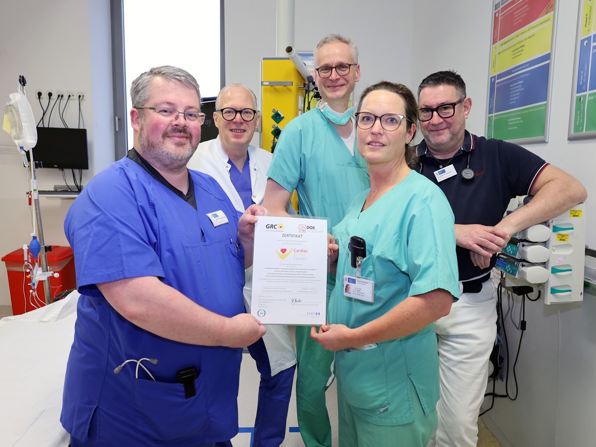 Freuen sich �ber die erfolgreiche Zertifizierung: Oberarzt Dr. Henning Lemm, Chefarzt Prof. Dr. Michael Buerke, Chefarzt und �rztlicher Direktor Dr. Christian Br�lls, Ober�rztin Dr. Sabine Zimmermann und Chefarzt Dr. Andrea Amerini. (Foto: Klinik)