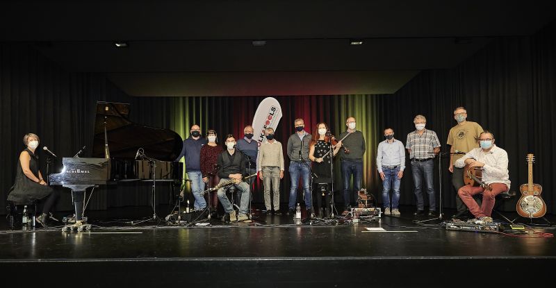 Die Musiker von Cara und die Aktiven der Kleinkunstbhne Mons Tabor hoffnungsvoll vereint nach dem erfolgreichen Konzert in der Stadthalle Montabaur: doch schon am nchsten Tag wurde der Lockdown fr die Kultur verkndet. Foto: Klaus Mann