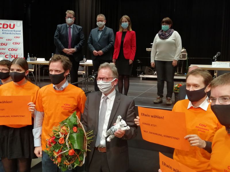 Zu Erwin Rddels ersten Gratulanten im Wissener Kulturwerk gehrte auch eine Abordnung der Jungen Union. (Foto: hak)