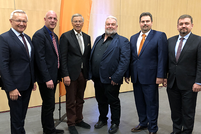 Von links: Achim Hallerbach (Landrat), Martin Buchholz (1. Beigeordneter Windhagen), Wolfgang Bosbach, Thomas Junior (1. Beigeordneter Neustadt), Michael Christ (Brgermeister VG Asbach), Markus Harf (Beigeordneter VG Asbach). Foto: Elisabeth Klckner