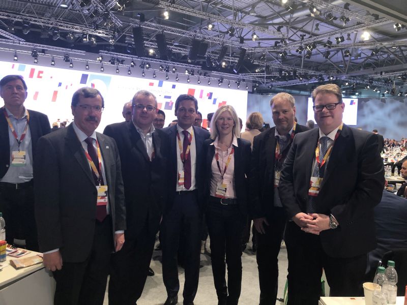 Die Westerwlder Delegierten auf dem CDU-Bundesparteitag in Leipzig (v.l.n.r.): Karl-Heinz Boll, Dr. Andreas Nick MdB, Jenny Gro MdL, Harald Orthey und Ralf Seekatz MdEP. Hier mit dem CDU-Fraktionsvorsitzenden im rheinland-pflzischen Landtag Christian Baldauf (Bildmitte). Foto: CDU