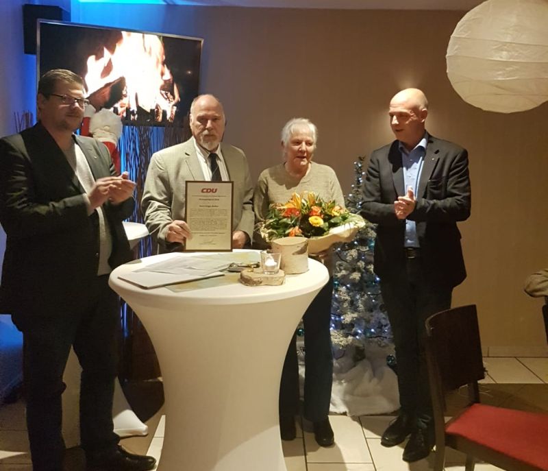 Bei der Preisverleihung (vlnr): Markus Rohm (Schatzmeister CDU Windhagen), Jrgen Becker, Gisela Becker, Martin Buchholz (Vorsitzender CDU Windhagen). Foto: privat