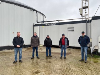 (von links): Philipp Hering, Gerrit Mller, Alfons Giebeler, Rainer Hering und Matthias Mller vor der Biogasanlage auf dem "Eichelhof" in Hellenhahn-Schellenberg. (Foto: CDU Rennerod)