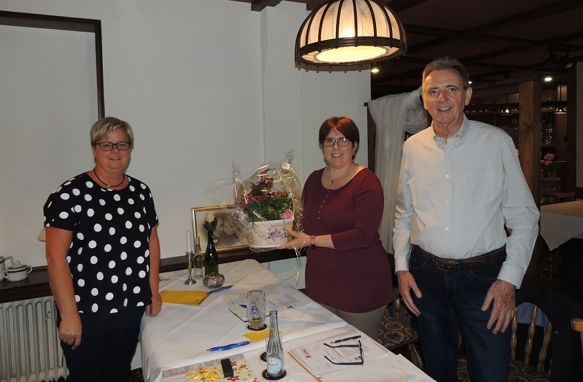 Dank mit einem Blumengebinde an die Abgeordnete Jessica Weller, Mitte, fr ihren Besuch in Marienthal durch die Kassiererin Anke Enders-Eitelberg, links, und Vorsitzenden Uli Paul, rechts (Fotos: CDU-Hamm)