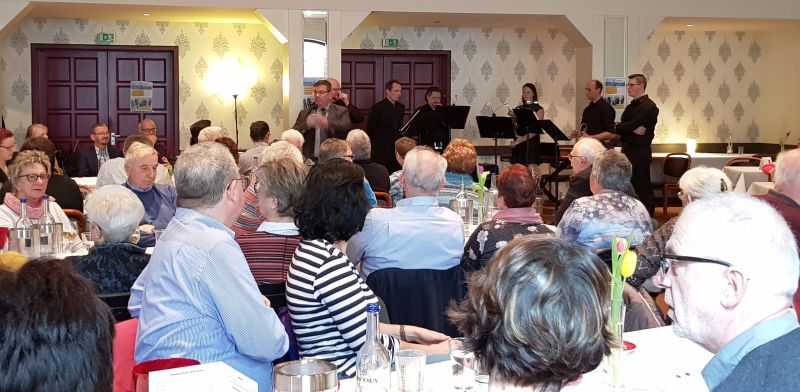 Stadtbrgermeister Andreas Weidenfeller beim Musikfrhschoppen in Wirges; Young Harmonic Brass unter der Leitung von Oliver Krmer. Foto: Veranstalter