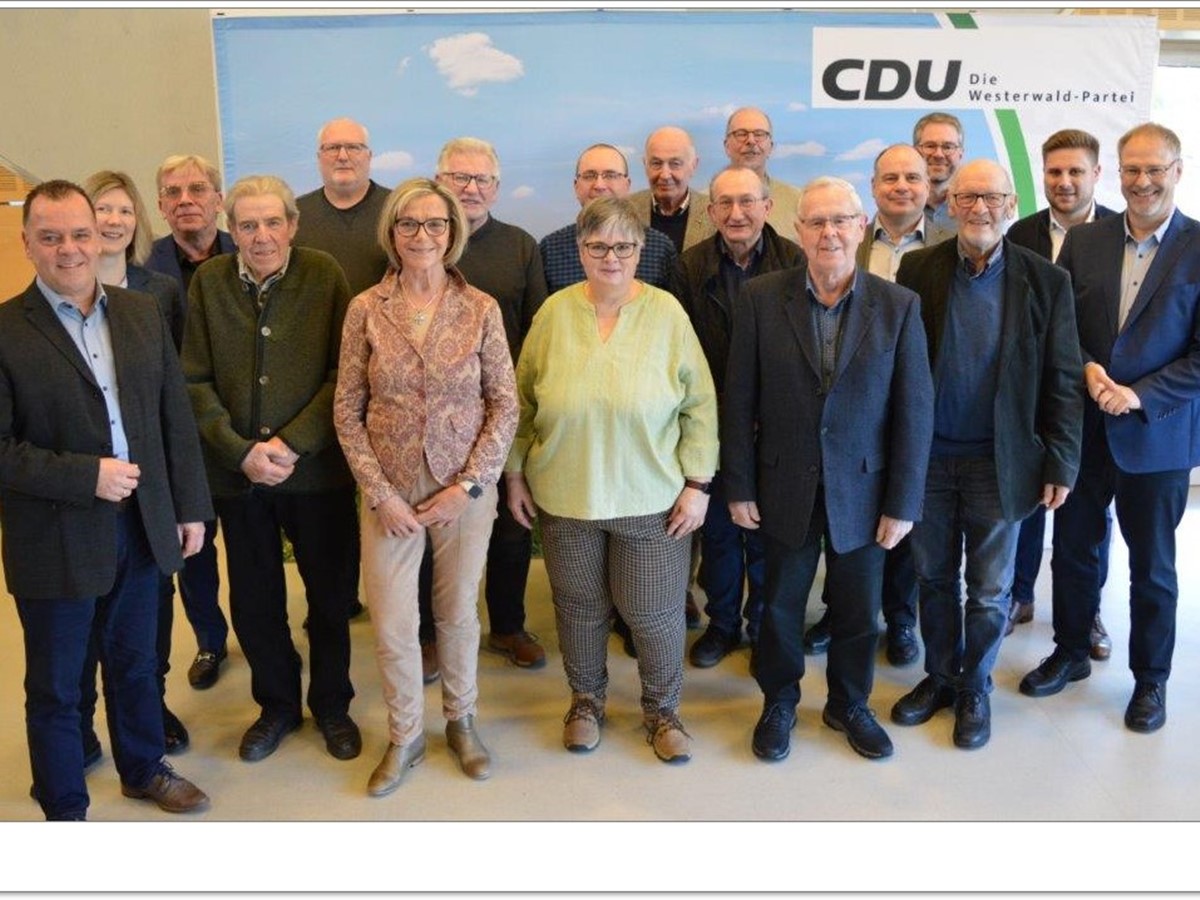 Jenny Gro MdL (links) sowie Marvin Kraus und Harald Orthey (rechts) ehrten die langjhrigen Mitglieder. (Foto: Ingrid Ferdinand)