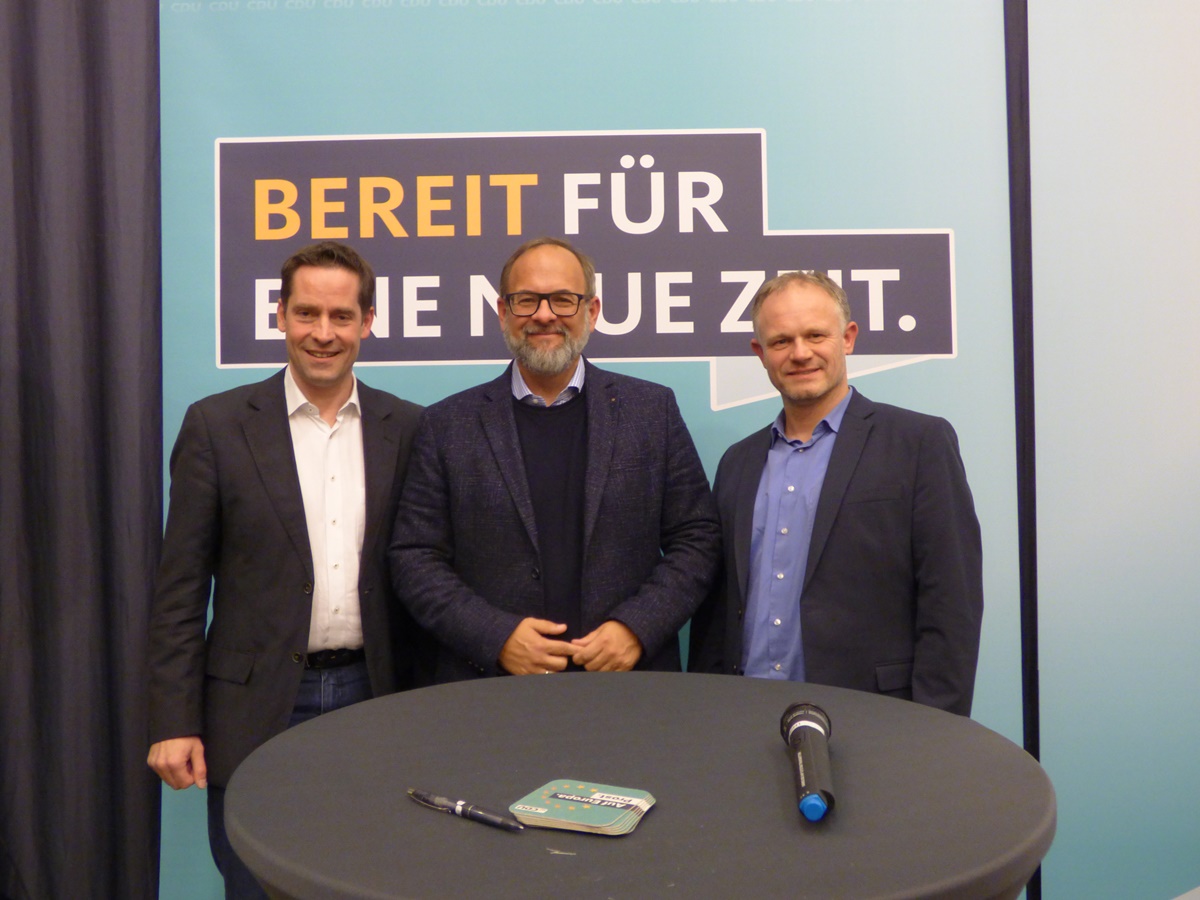 Moritz Petry, Jan Petry und OB Jan Einig standen den Besuchern Rede und Antwort zu Haushaltsfragen. (Foto: Ulrike Puderbach)