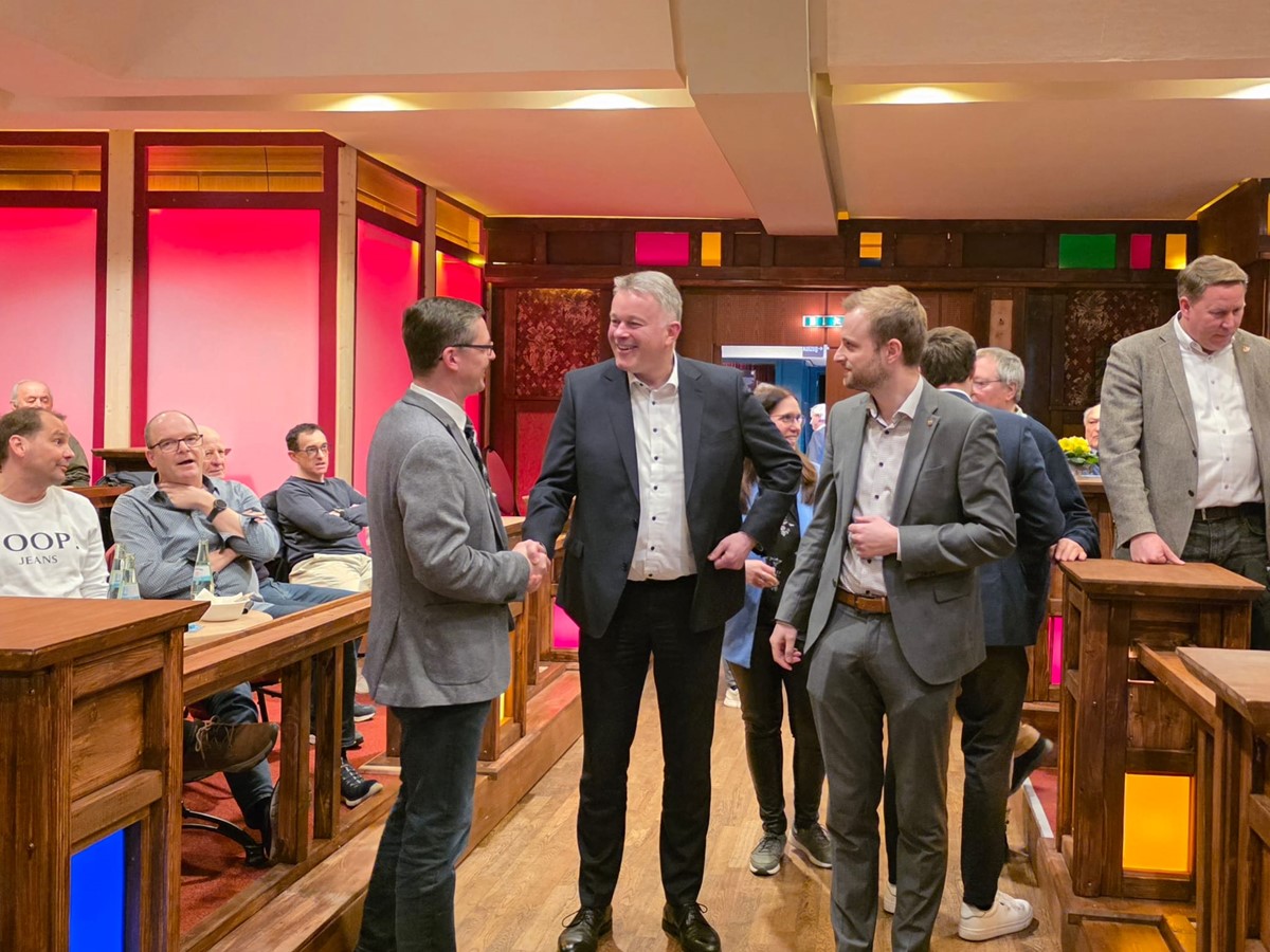 CDU-Spitzenkandidat Gordon Schnieder stand auch nach der Veranstaltung noch lange f�r pers�nliche Gespr�che bereit. (Foto: CDU AK)