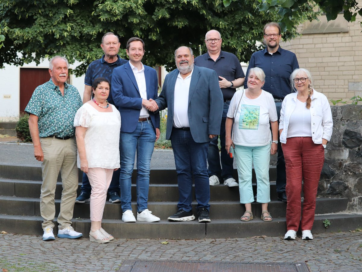 Symbolisch f�r die enge Zusammenarbeit zwischen Ortsgemeinde und Verbandsgemeinde: Andreas Schwager (Mitte), B�rgermeisterkandidat der CDU Erpel, und Korbinian Wester, CDU-Kandidat f�r das Amt des B�rgermeisters der Verbandsgemeinde Unkel, wollen viele Herausforderungen k�nftig Hand in Hand angehen. (Foto: Daniela Simon)
