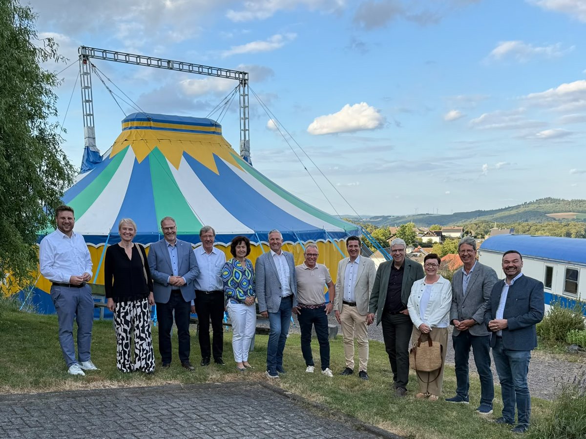 Gruppenfoto vor dem "Mitmachzirkus" im Familienferiendorf H�bingen (Foto: CDU-Kreistagsfraktion)