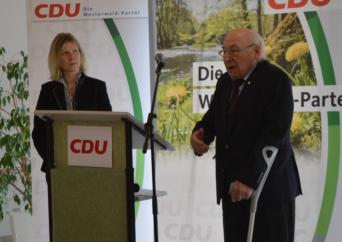 Peter Alexander warb fr ehrenamtliches Engagement. Links im Bild die CDU-Kreisvorsitzende Jenny Gro (MdL). (Foto: Privat)