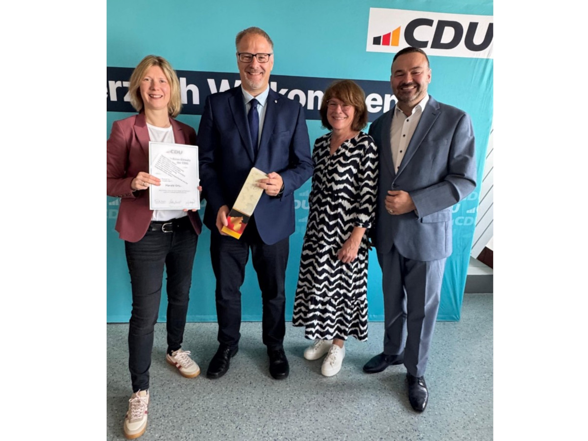 Jenny Gro MdL, Geschftsstellenmitarbeiterin Kerstin Fuchs und Roland Weimer gratulieren Harald Orthey MdB zu 40 Jahren CDU-Mitgliedschaft. (Foto: Marcel Willig)
