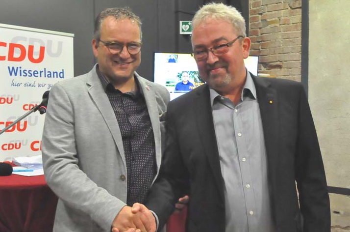 CDU-Vorsitzender Thomas Weber (rechts) gratuliert dem gewhlten Kandidaten Berno Neuhoff. (Foto: kk)