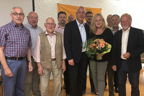 Das Bild zeigt den amtierenden CDU Brgermeister Josef Rddel (3.v.li), den Brgermeister der Verbandsgemeinde Asbach (4.v.li), Brgermeisterkandidaten Martin Buchholz (4.v.li) mit Lebensgefhrtin und Vorstandskollegen. Foto: pr