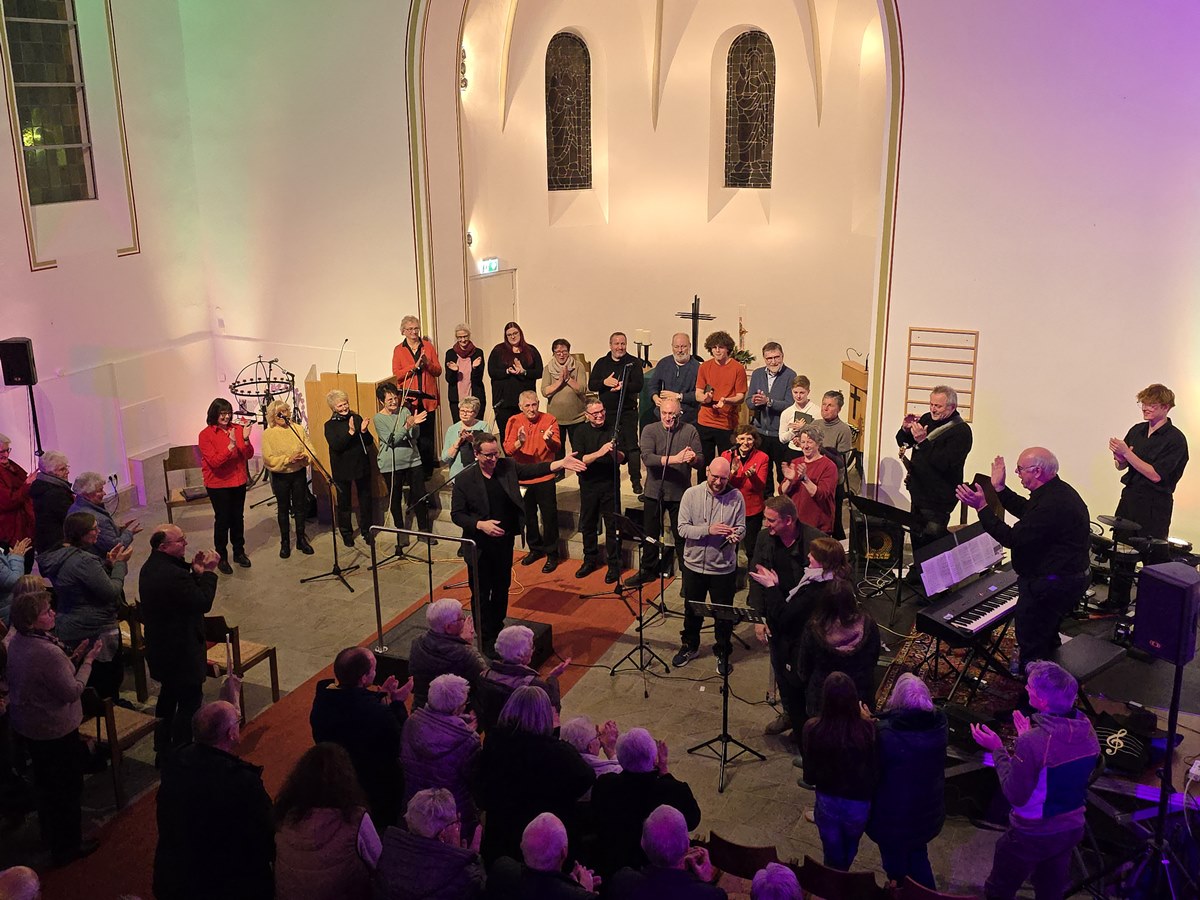 Der Chor aus Ingelbach trat in der Oberwambacher Kirche auf. (Foto: Edmund Mink)