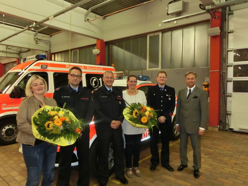 Brgermeister Merz mit der neu aufgestellten Wehrfhrung: stellvertretender Wehrfhrer Thomas Meurer (2.v.l.) mit Lebensgefhrtin Anja Frhlich,  Wehrfhrer Olaf Faller (3.v.l.) mit Lebensgefhrtin Caroline Herbst, stellvertretender Wehrfhrer C. Heine (2.v.r.). Foto: privat