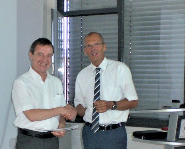 Oberstudiendirektor Reinhold Krmer (rechts) verabschiedete Studiendirektor Peter Wilking in den Ruhestand. (Foto: BBS Wissen) 