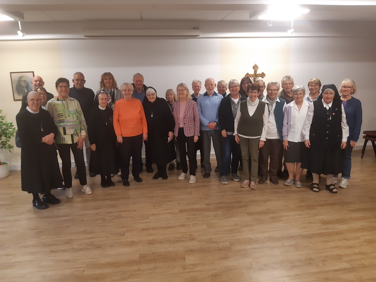 Nach einem inspirierenden Fachtag unter dem Motto „Gib dem Frieden eine Chance“ kamen die Teilnehmenden, Referenten und Gastgeber im Kloster Maria Hilf in Dernbach zu einem Erinnerungsfoto zusammen. Organisiert wurde der Nachmittag von Rainer Lehmler, Referent für Gemeindecaritas beim Caritasverband Westerwald-Rhein-Lahn. (Foto: Caritasverband WWRL)