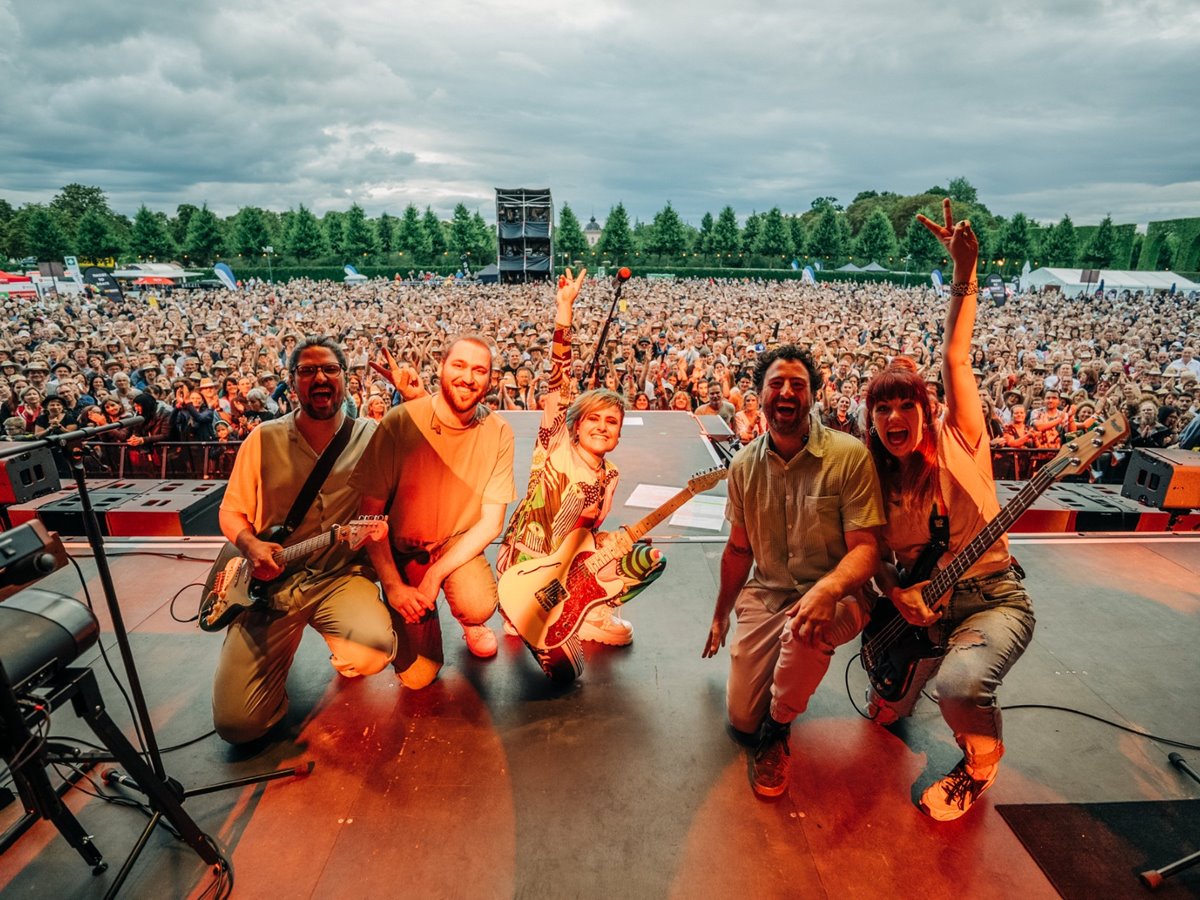 Charly Klauser und ihre Band beim Live-Konzert (Foto: Pressefoto)