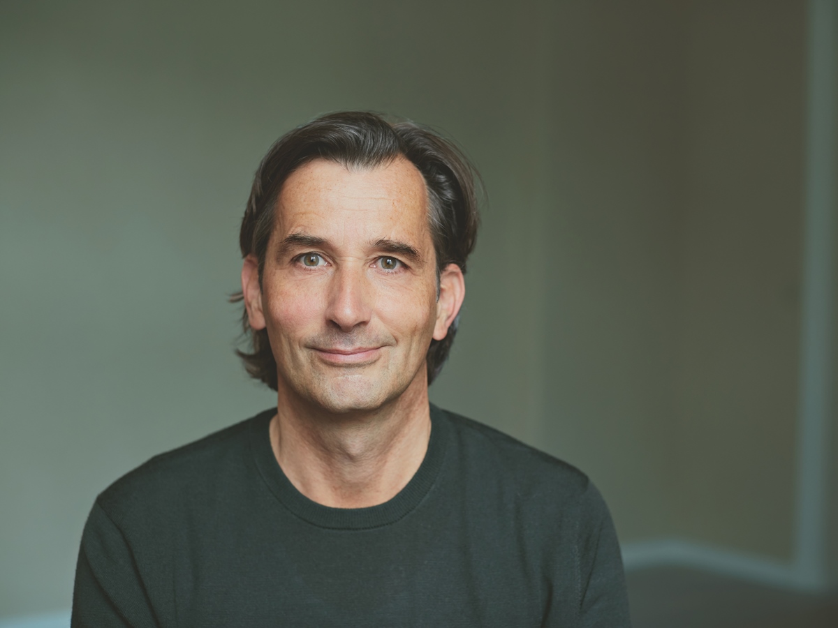 Christian Schnemann liest im Schloss Schnstein in Wissen. (Foto: Fabian Raabe, Diogenes Verlag)