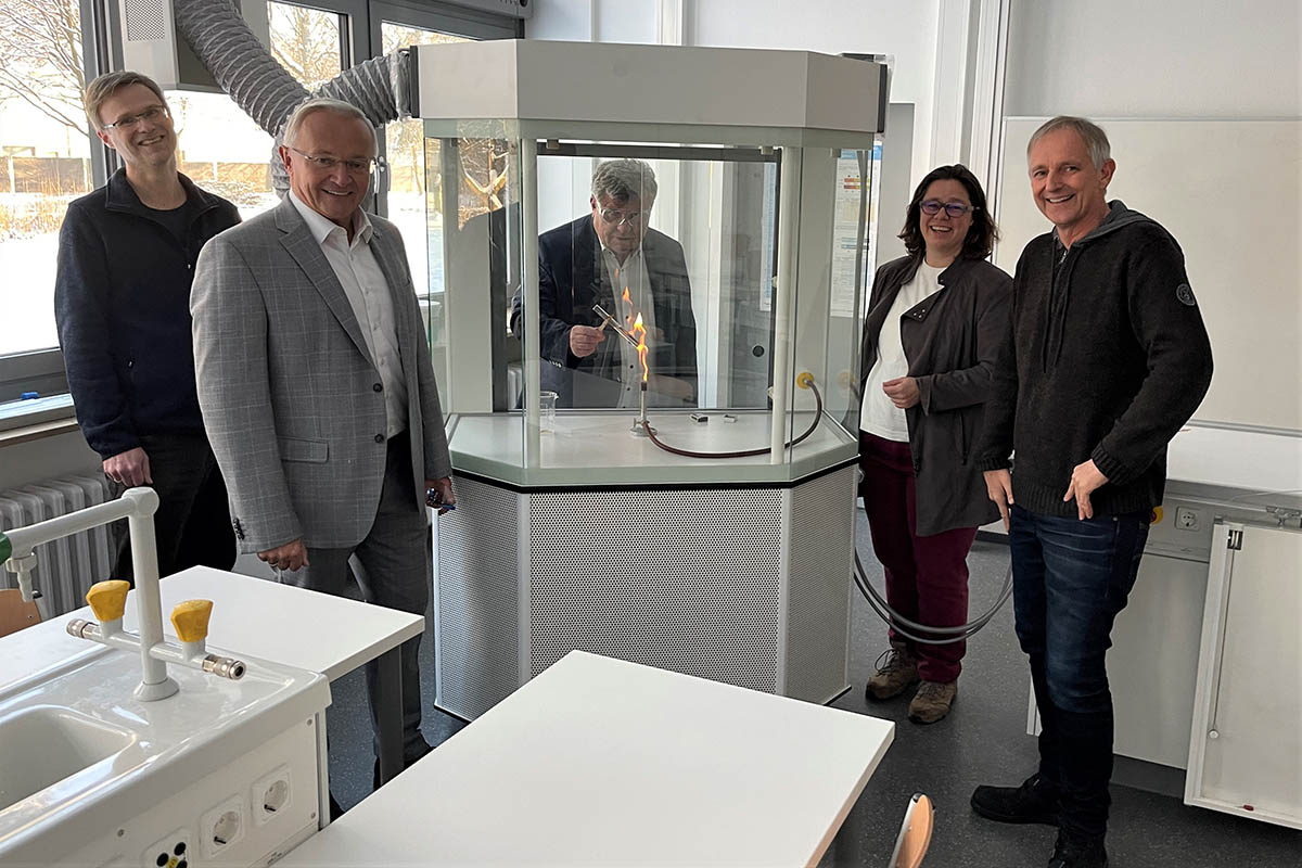 Freuen sich über neue, modern eingerichtete Fachräume: (von links) Marco Müller vom Kreis-Immobilienmanagement, Landrat Achim Hallerbach, Beigeordneter Michael Mahlert, Schulleiterin Christine Schleif und Volker Michalowicz vom ausführenden Architektenbüro „Berghaus + Michalowicz“. Foto: Kreisverwaltung
