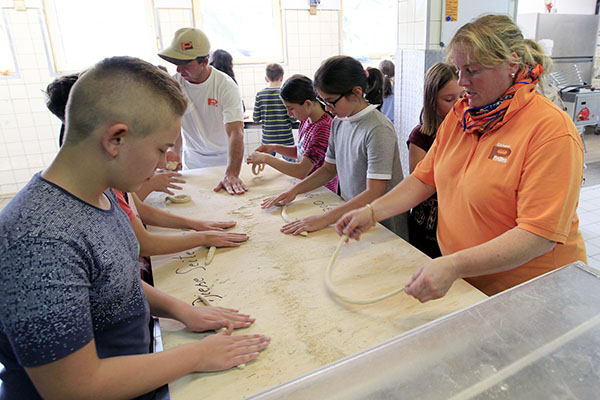 Fnftklssler der Carmen-Sylva-Schule beim Bcker